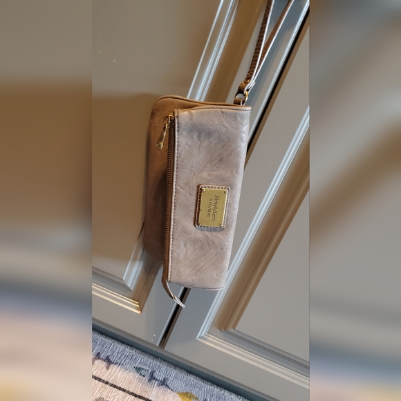 Vera Wang Wristlet ⚜️🤎⚜️ - Picture 2 of 7